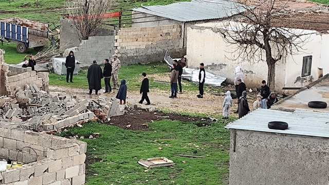 Hilvan'da dehşet anları kamerada: Fırtına çatıları uçurdu, direkleri devirdi