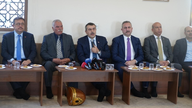 Bakan Tekin: "Müfredatımızın içerisine çocuklarımızın dini inançlarını öğrenebilecekleri yeni dersler ekledik"
Milli Eğitim Bakanı Yusuf Tekin, Gaziantep'te cemevini ziyaret ederek Alevi vatandaşlarla bir araya geldi
"Milli Eğitim Bakanlığı'nın asli işlevi toplumda birliği, beraberliği, millet olma bilincini bilen bir kuşak yetiştirmek"
"Kardeşlik iklimini yeniden egemen kılmak için artık hiçbir bahanemiz kalmadı"
"Dede ve zakir eğitimi konusunda sorunları aşmak üzere modüller tanımladık"