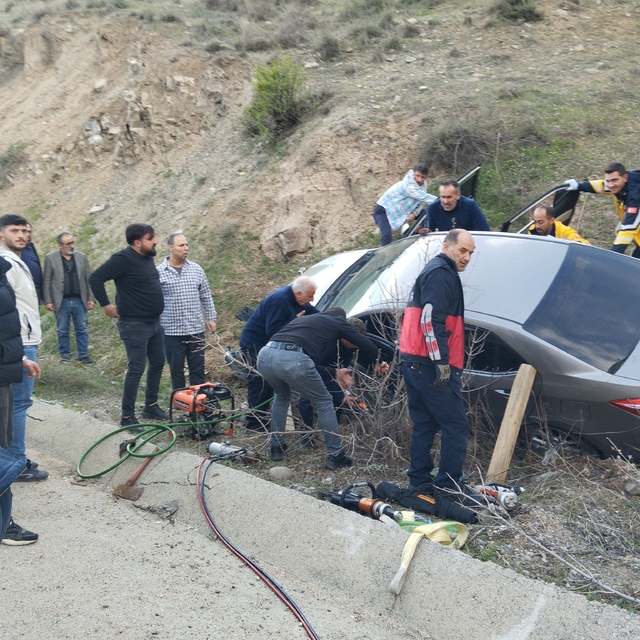 Sivas'ın Suşehri ilçesinde trafik kazası,  3 yaralı