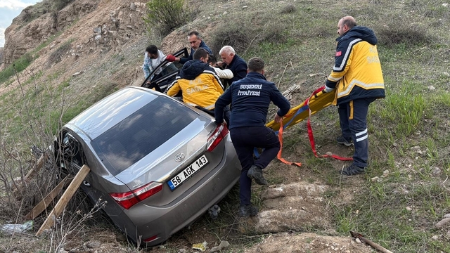 Sivas'ta şarampole devrilen otomobildeki 3 kişi yaralandı