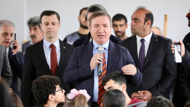 Vali Aydoğdu'dan gençlere hem değer hem spor vurgusu