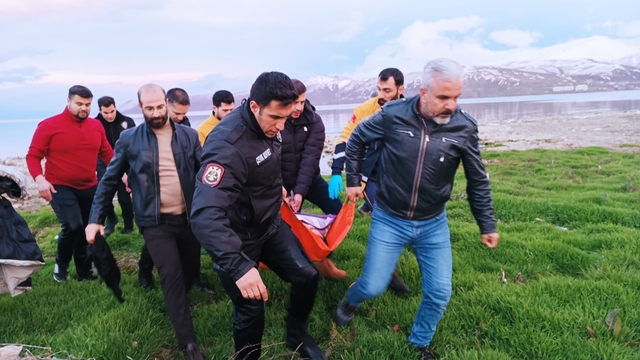 Van Gölü'nde donma tehlikesi geçiren kişi ekiplerce kurtarıldı