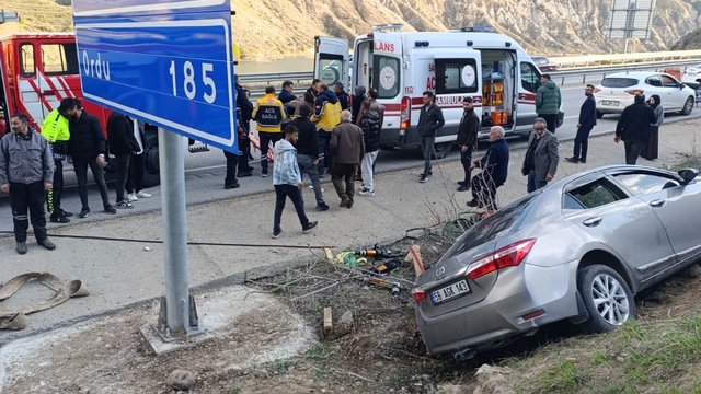 Sivas'ta otomobil şarampole devrildi: 3 yaralı