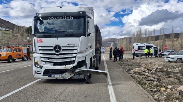 Bayburt'ta tır otomobile çarptı: 3 yaralı