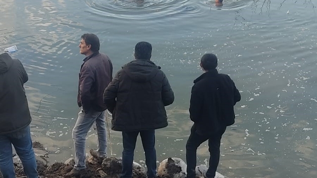 Baraj gölüne uçan otomobildeki sürücüyü ekipler kurtardı
Elazığ'da otomobil baraj gölüne uçtu: 1 yaralı