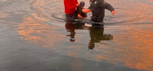 Polisler soğuk havaya aldırış etmeden Van Gölü’ne girip vatandaşı kurtardı