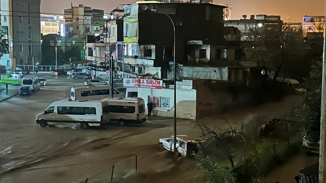 Osmaniye'de sağanak; Savrun Çayı ve Bülbül Deresi taştı