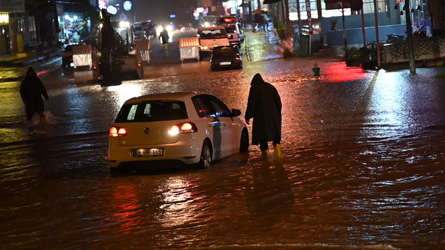 Osmaniye'de sağanak nedeniyle Bülbül Deresi ve Savrun Çayı taştı