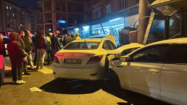 Kocaeli'de 5 aracın karıştığı zincirleme trafik kazasında 1 kişi yaralandı