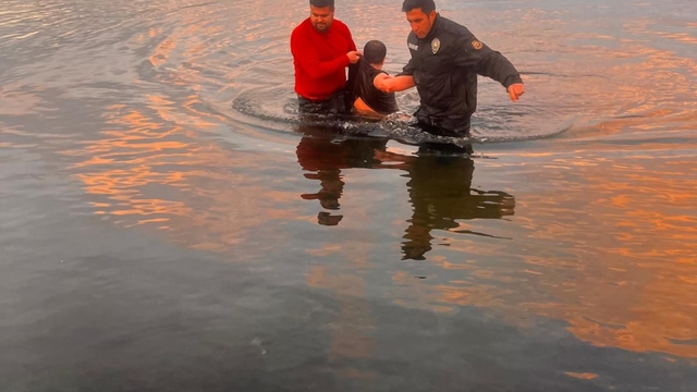Polisler soğuk havaya aldırış etmeden Van Gölü'ne girip vatandaşı kurtardı