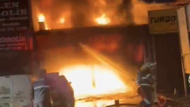 Diyarbakır'da oto tamir dükkanında yangın