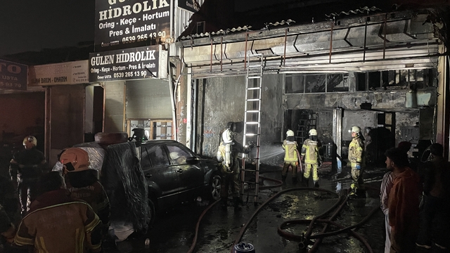 Diyarbakır'da oto kaporta dükkanında çıkan yangın söndürüldü