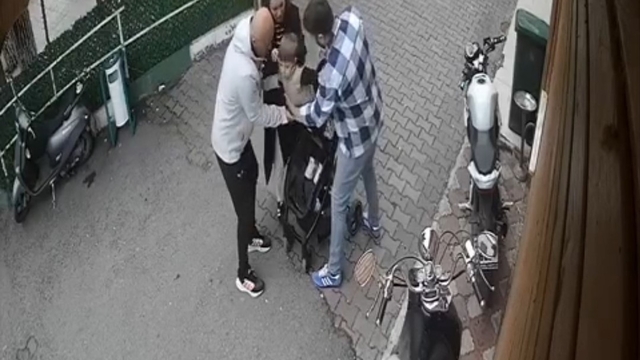 Kırklareli'nde boğulma tehlikesi geçiren çocuk Heimlich manevrasıyla kurtarıldı
Kamu personelinin hızlı müdahalesi hayat kurtardı