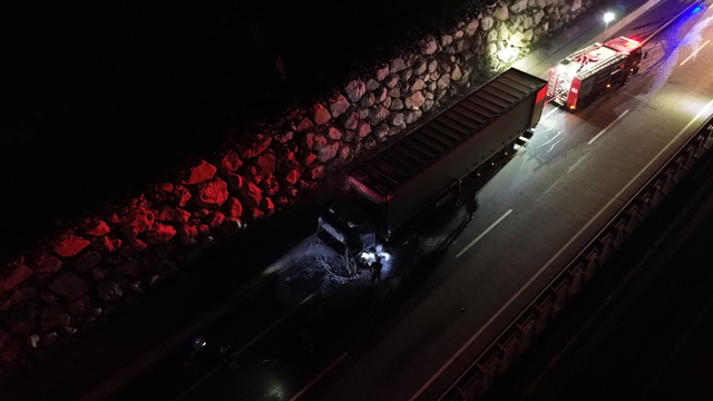 Bilecik'te un yüklü tırda çıkan yangın söndürüldü