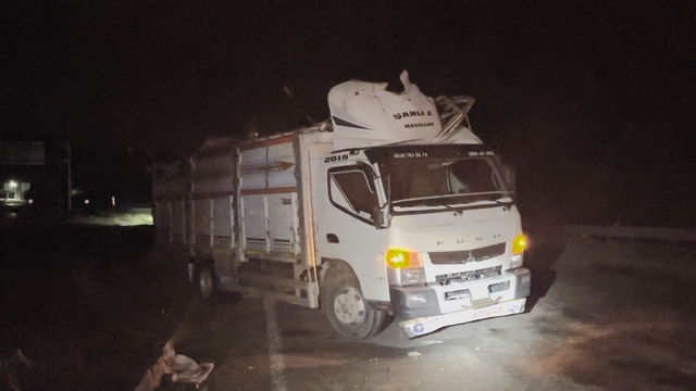 Çorum'da hafif ticari araç kamyona çarptı: 3 yaralı