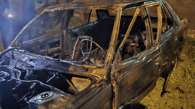 Mardin'de park halindeki otomobil yanarak kullanılmaz hale geldi