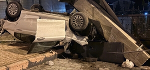 Takla atan otomobil sitenin girişini yıktı: 1 yaralı