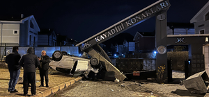 Takla atan otomobil, sitenin girişindeki beton bloğa çarptı: 1 yaralı