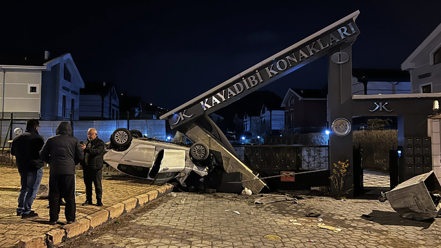 Takla atan otomobil, sitenin girişindeki beton bloğa çarptı: 1 yaralı