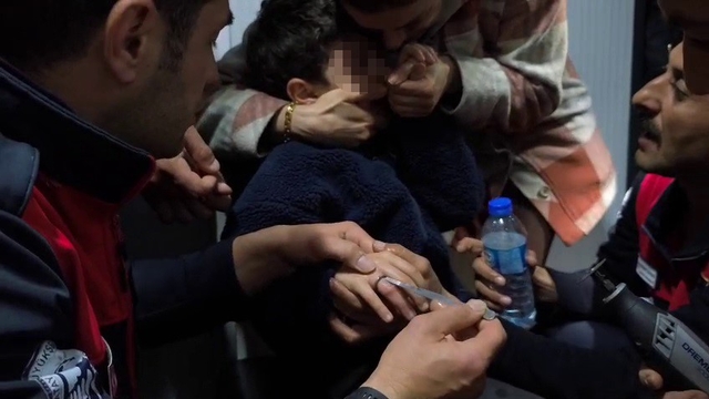 Yüzük çıkarma operasyonunda gözyaşlarına boğulan çocuğu annesi ve itfaiye ekipleri teselli etti