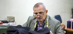 Gümüşhane'nin çınarlarından İlyas Aslan'ın 56 yıllık meslek yolculuğu 75 yaşındaki terzi İlyas Aslan: "Ölürsem dükkanımda öleceğim"