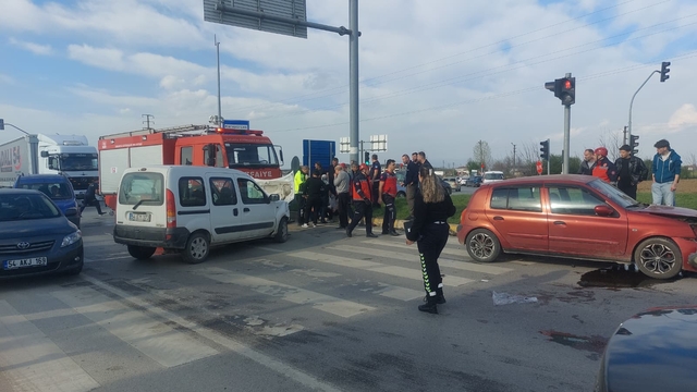 Sakarya'da otomobil ile hafif ticari aracın çarpıştığı kazada 4 kişi yaralandı