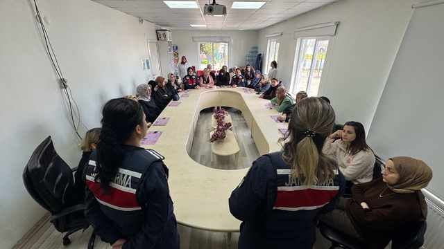 Sakarya'da jandarma ekipleri, özel öğrencilerin velilerine eğitim verdi