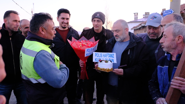 Kavga ihbarına giden polise 'davullu-zurnalı' kutlama