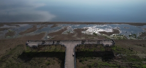 İznik Gölü'nde su çekilmesi alarm veriyor...İskele karada kaldı