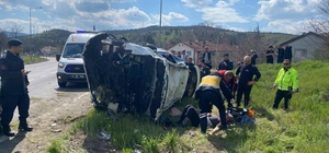 Otomobil devrildi: 2 kişi yaralandı