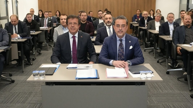 DSO Başkanı Kasapoğlu sanayisizleşme tehlikesine karşı uyardı
Denizli sanayisi savunma ve bilişimle yeni başarı hikayeleri hedefliyor
Nihat Zeybekci 2026 yılı için finansal rahatlama sinyali verdi
DSO Meclisi'nde üretim altyapısının dönüşümü ve yeni fırsatlar konuşuldu