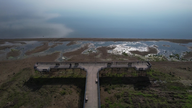 İznik Gölü'nde su çekilmesi alarm veriyor...İskele karada kaldı