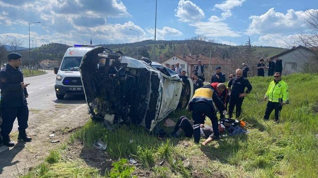 Otomobil devrildi: 2 kişi yaralandı