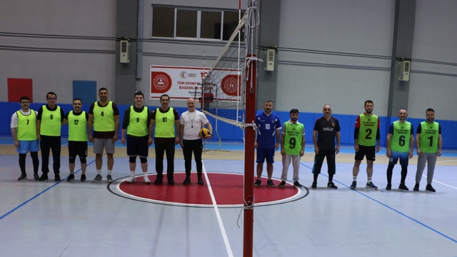 Of Kaymakamlığı Bahar Voleybol Turnuvası başladı