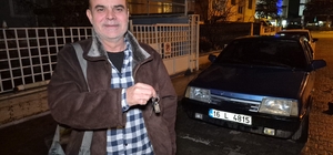 Anahtarı kontakta unutulan ve kendiliğinden kilitlenen otomobilin kapısını çilingir açtı Ayhan Deliorman: "Bu durumu sabah fark ettim, iş yerime yürüyerek gittim" Osman Sarı: "Temkinli olmak, anahtarı her seferinde kontrol etmek gerekiyor"