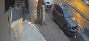 Otomobilin araçlara çarpıp, markete girdiği kaza kamerada