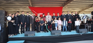 Polis Haftası etkinliğinde şarkı ve türkü söyleyen polisler, ünlü sanatçıları aratmadılar