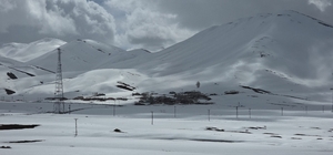 Van'da iki mevsim bir arada
Karabet Geçidi'nde kış, Van merkezde bahar