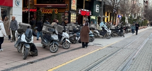 Vatandaş hatalı park edilen kurye motosikletlerinden rahatsız