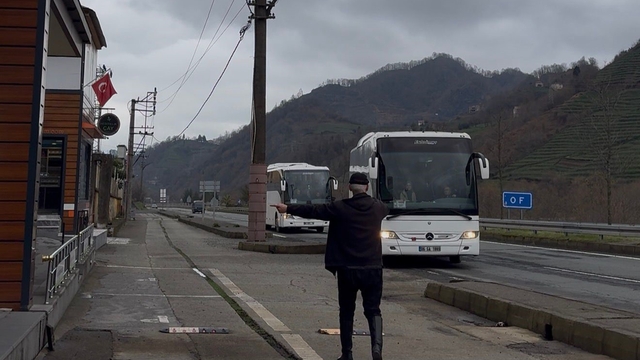 Otobüsleri uçak gibi yönlendirerek park ettiren kişi sosyal medyada gündem oldu