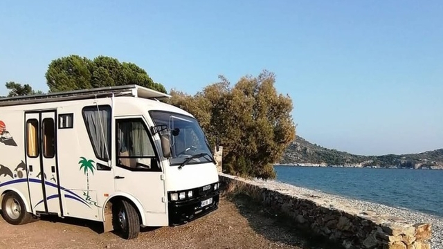 Babasından kalan sessiz hatıralara gözü gibi bakıyor