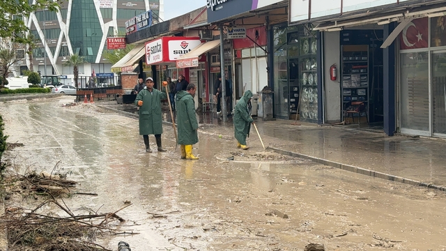Kadirli'de selin ardından temizlik başladı, esnaf yardım bekliyor