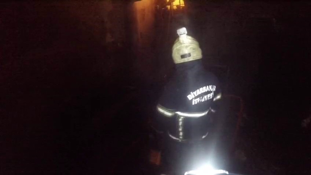 Diyarbakır'da oto tamircideki yangın kask kamerasına yansıdı