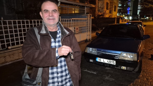 Anahtarı kontakta unutulan ve kendiliğinden kilitlenen otomobilin kapısını çilingir açtı
Ayhan Deliorman: "Bu durumu sabah fark ettim, iş yerime yürüyerek gittim"
Osman Sarı: "Temkinli olmak, anahtarı her seferinde kontrol etmek gerekiyor"