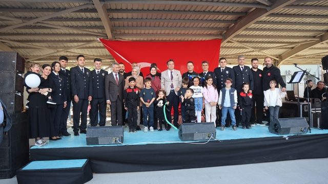 Polis Haftası etkinliğinde şarkı ve türkü söyleyen polisler, ünlü sanatçıları aratmadılar