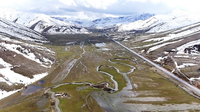 Güzeldere menderesleri baharla birlikte yeniden canlandı