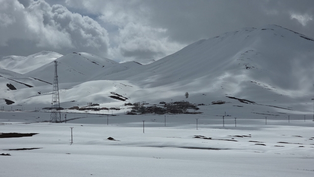 Van'da iki mevsim bir arada
Karabet Geçidi'nde kış, Van merkezde bahar