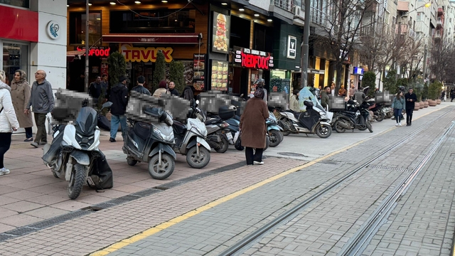 Vatandaş hatalı park edilen kurye motosikletlerinden rahatsız