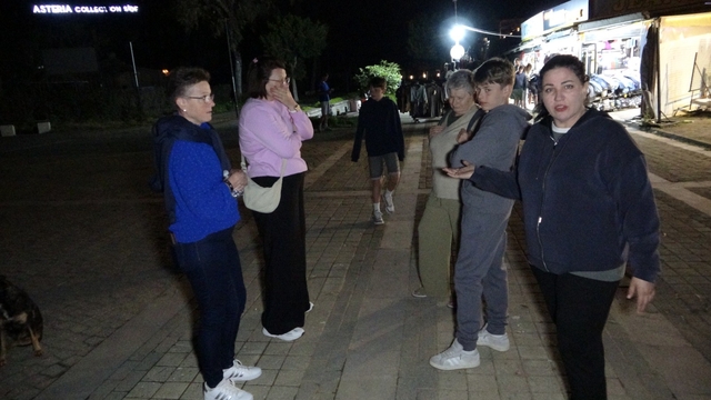 Turizm merkezinde esnafın karanlık yol sitemi
Otellerinden çıkan turistler çarşı merkezine karanlık sokaklardan yürüyerek geliyor