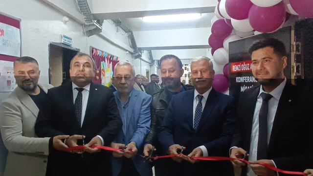 Kozan ilçesindeki ortaokulda konferans salonu açıldı